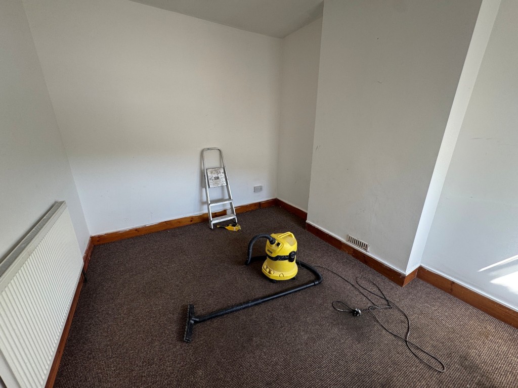Lot: 218 - VACANT TWO-BEDROOM FLAT - Bedroom 1